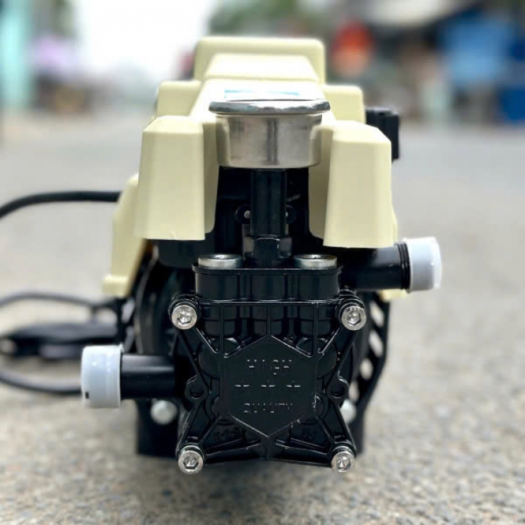 Máy xịt rửa xe 2700W Btec BT2710